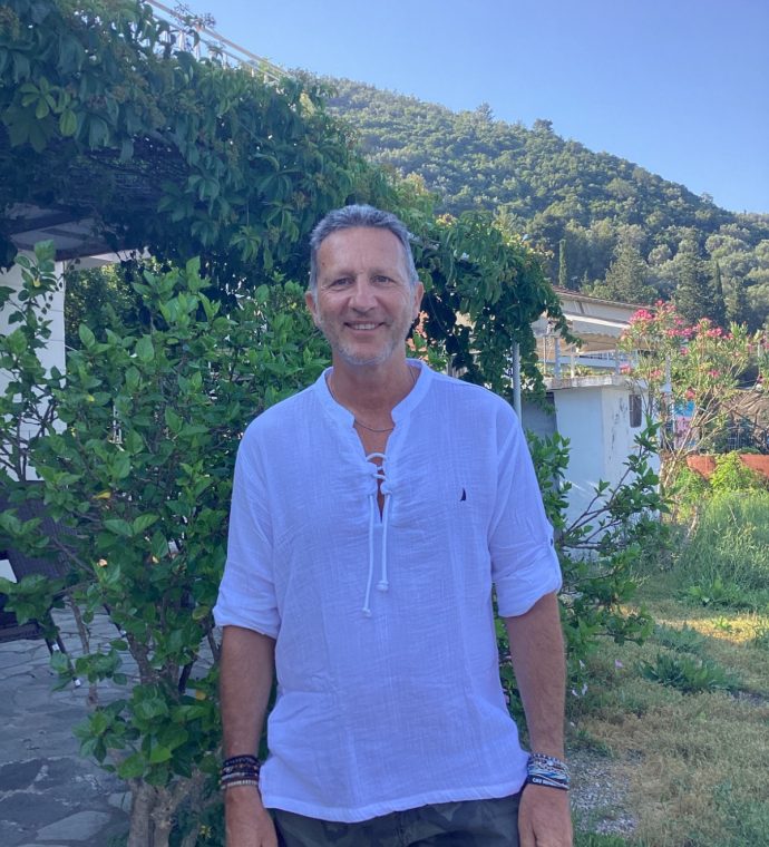 Il Dott. Marco Ferri sorridente nel suo giardino